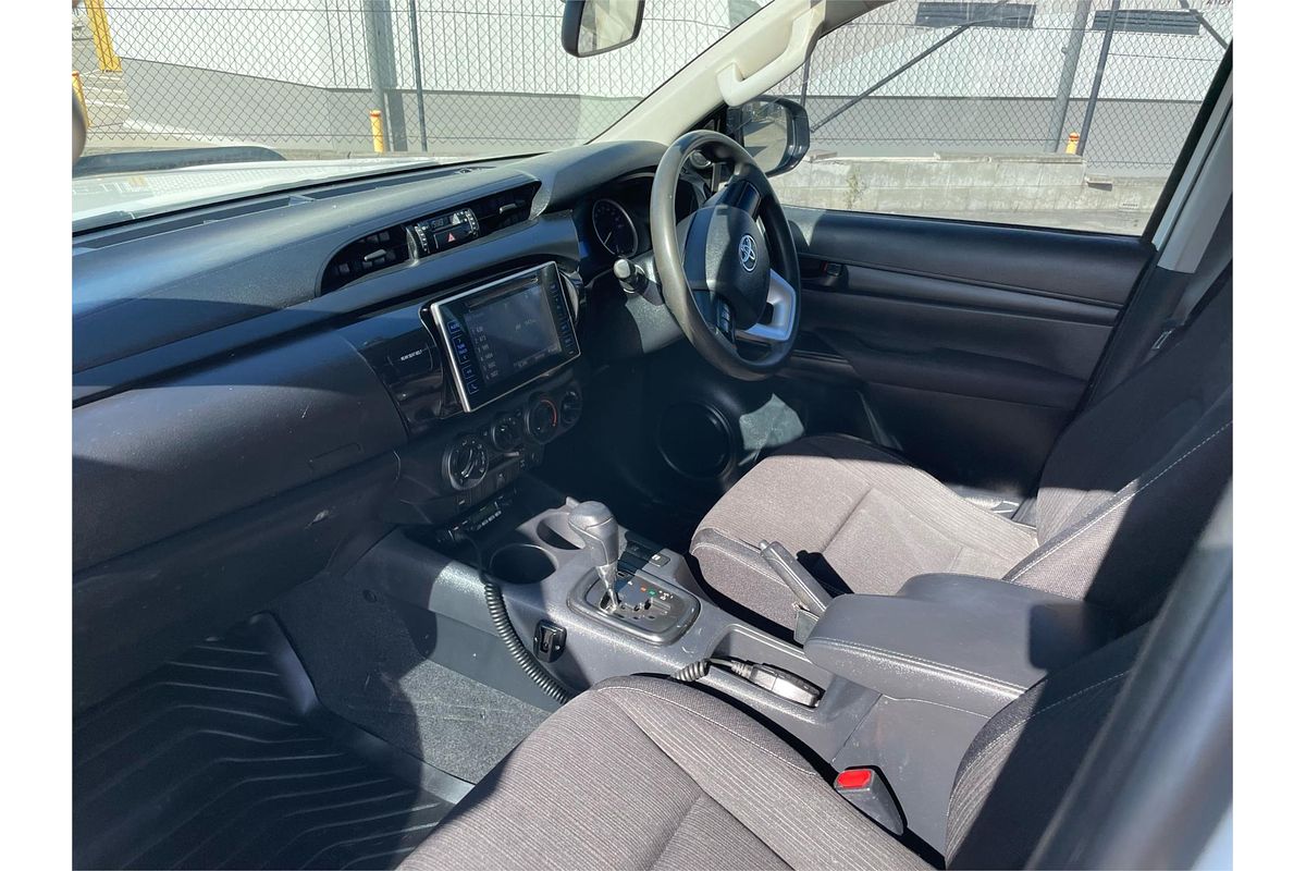 2017 Toyota HILUX SR (4x4) GUN126R
