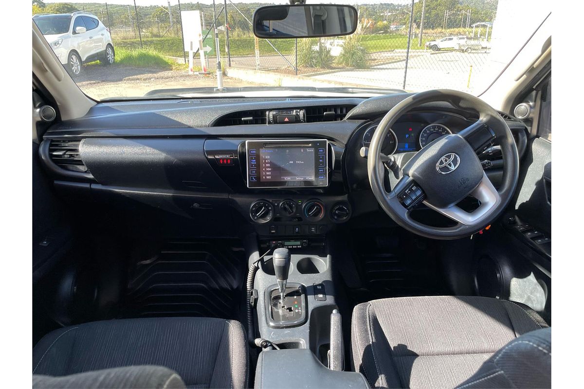 2017 Toyota HILUX SR (4x4) GUN126R