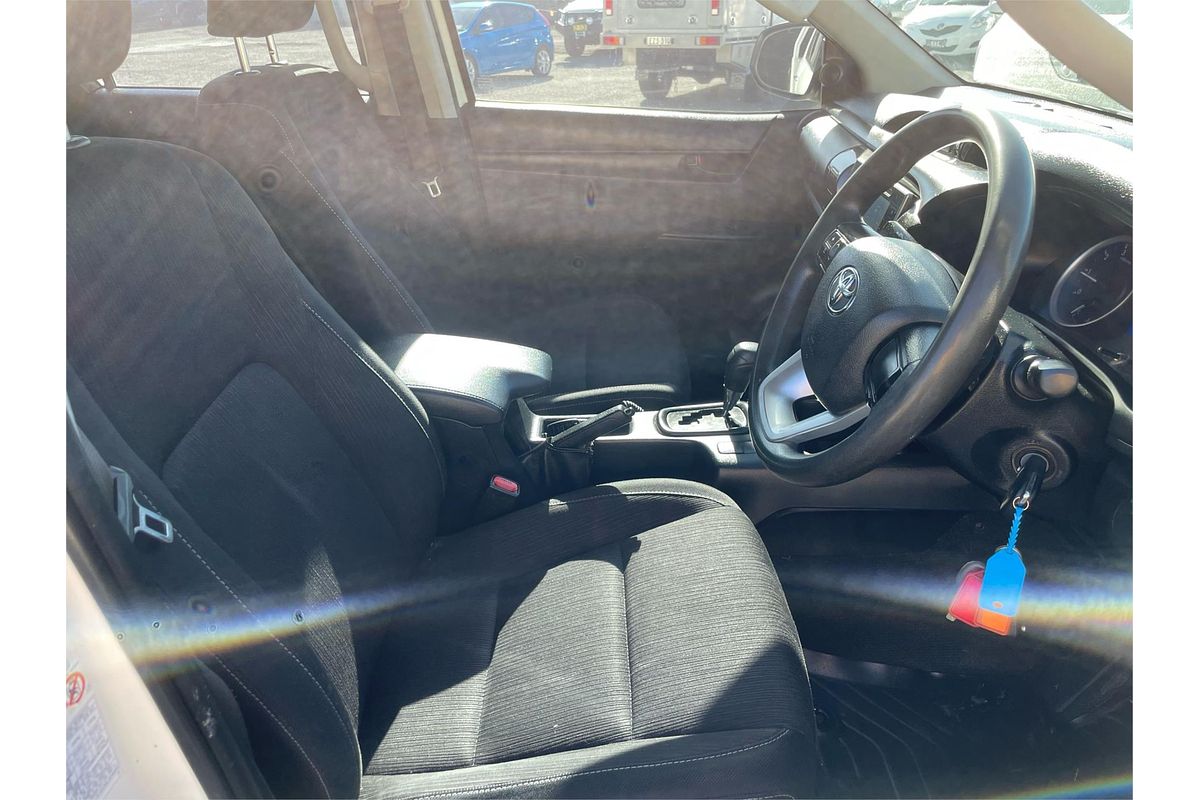 2017 Toyota HILUX SR (4x4) GUN126R