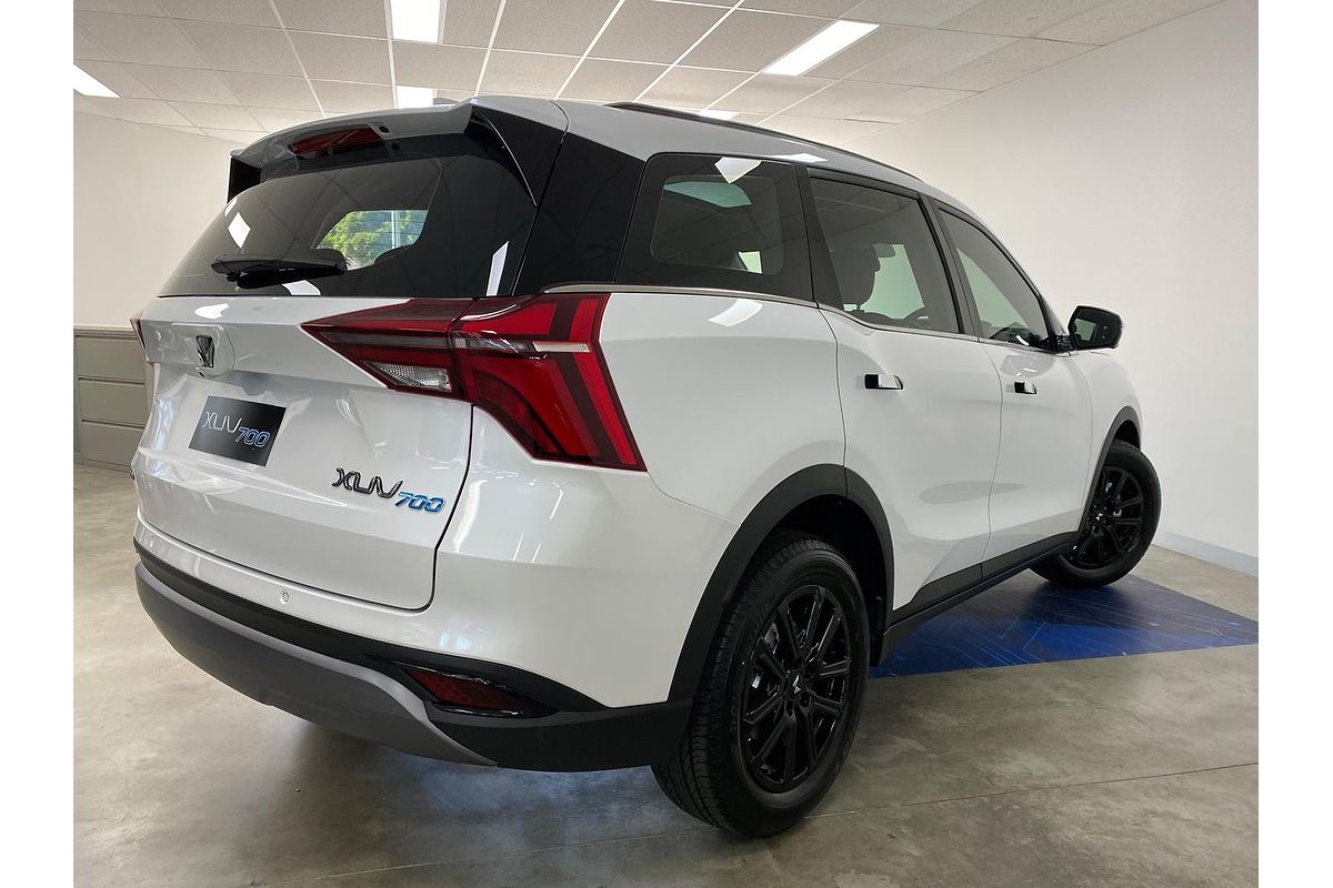 2025 Mahindra XUV700 AX7L