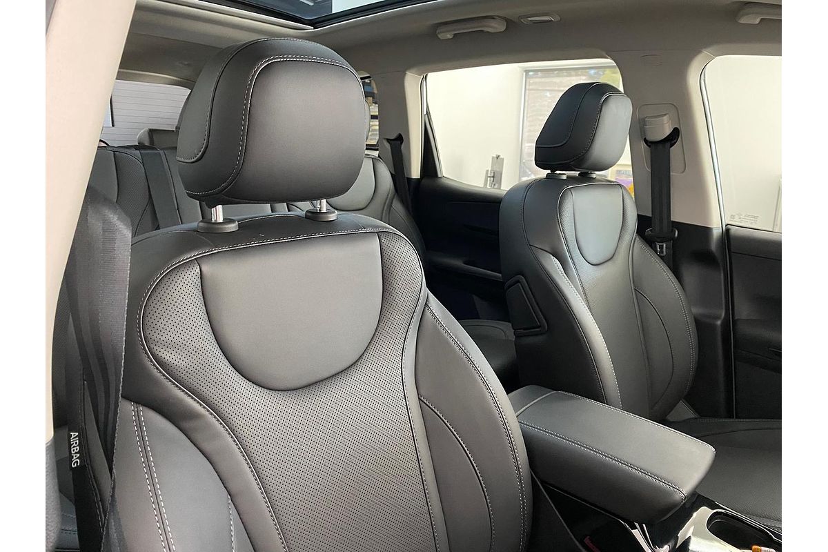 2025 Mahindra XUV700 AX7L