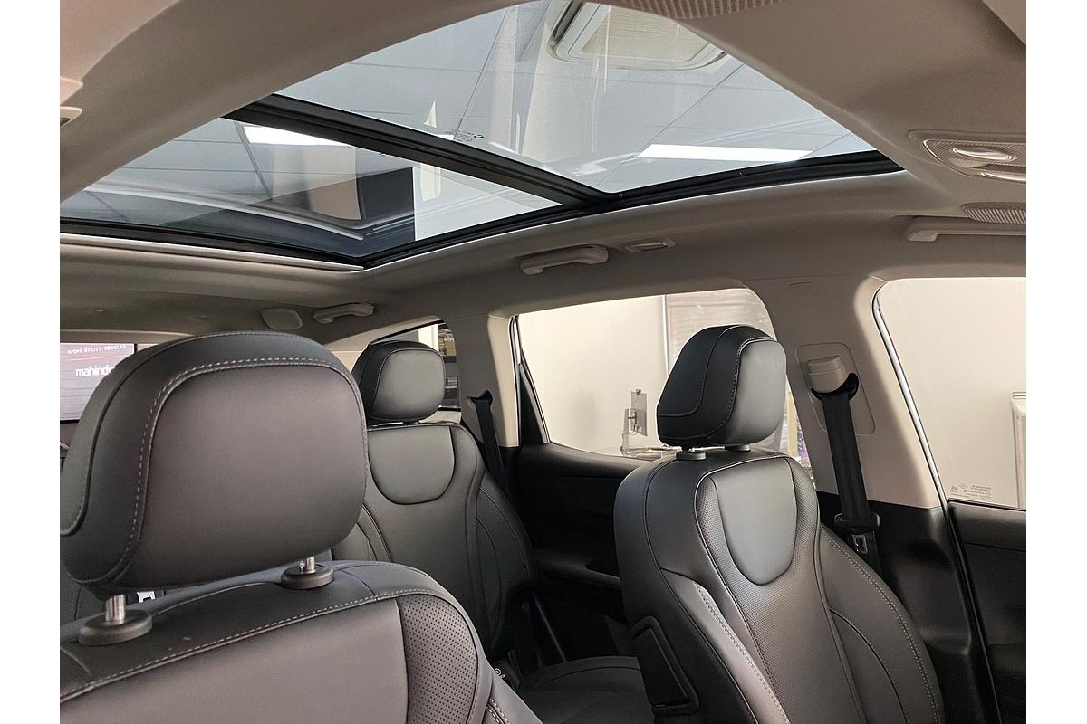 2025 Mahindra XUV700 AX7L