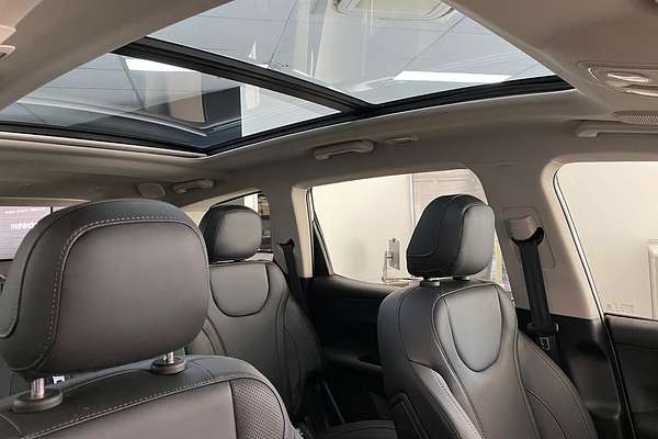 2025 Mahindra XUV700 AX7L