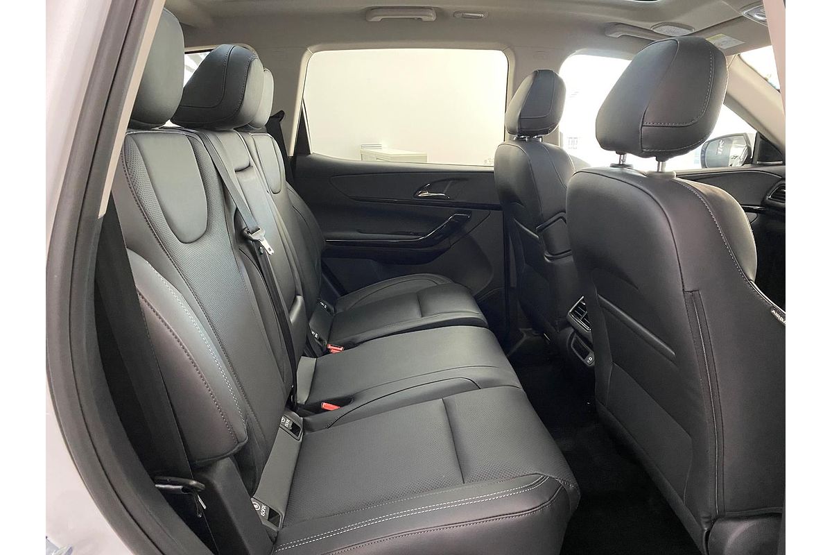 2025 Mahindra XUV700 AX7L