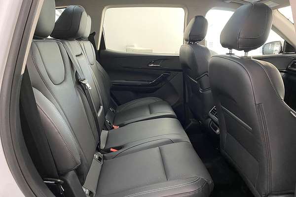 2025 Mahindra XUV700 AX7L