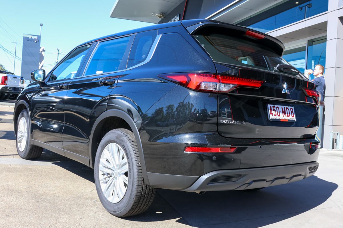 2024 Mitsubishi Outlander ES ZM