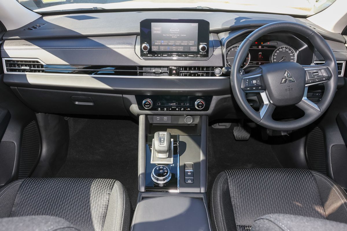 2024 Mitsubishi Outlander ES ZM