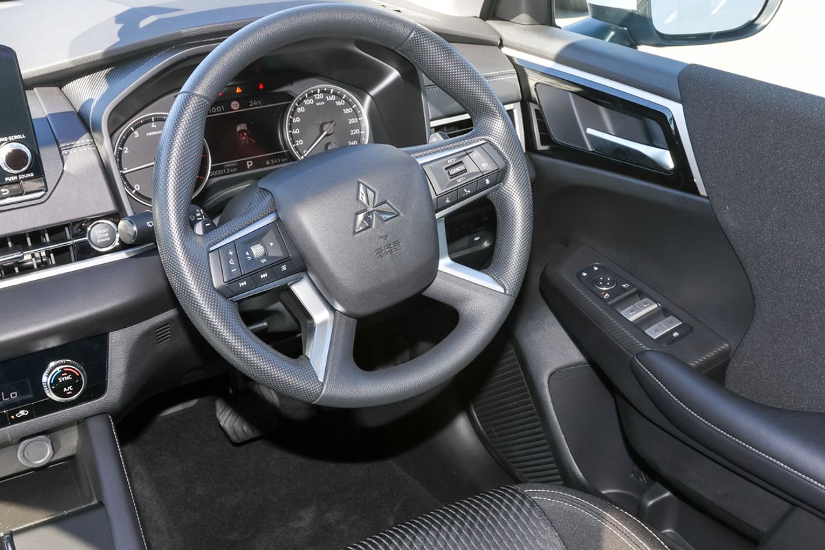 2024 Mitsubishi Outlander ES ZM