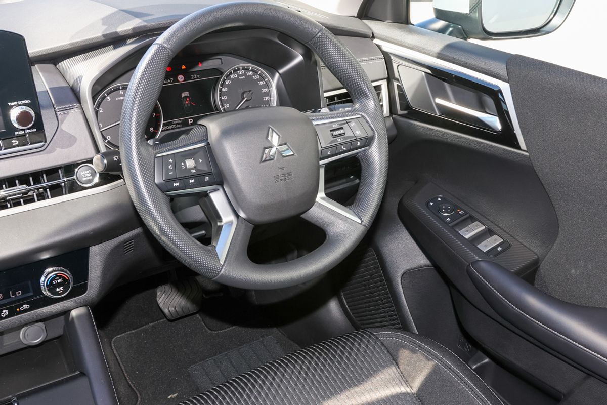 2024 Mitsubishi Outlander ES ZM