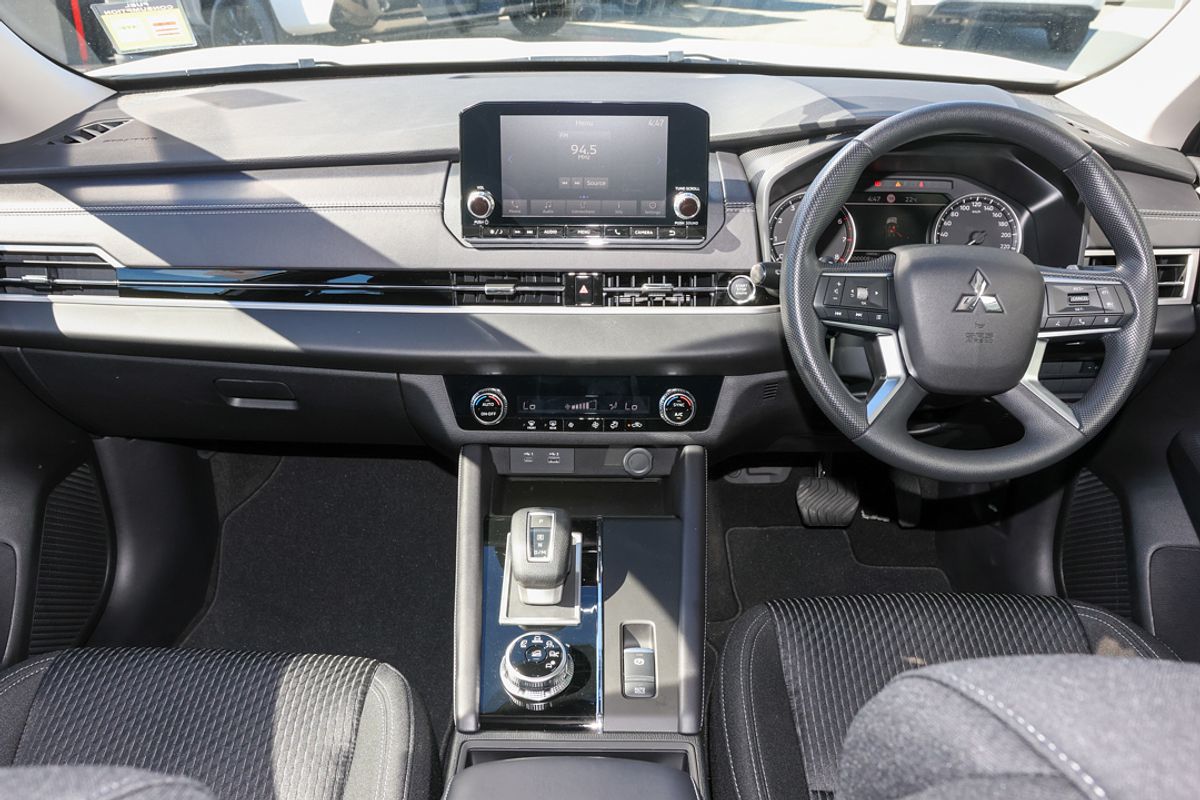 2024 Mitsubishi Outlander ES ZM