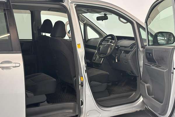 2009 Toyota Voxy Welcab (Slope Type 1)