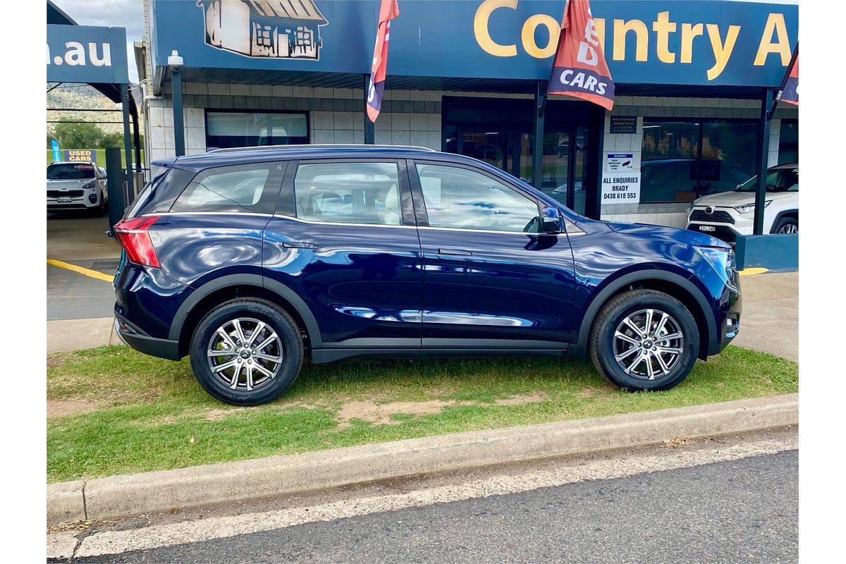 2023 Mahindra XUV700 AX7L