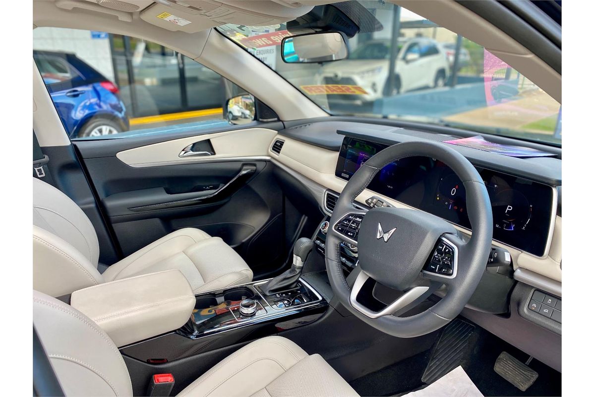 2023 Mahindra XUV700 AX7L