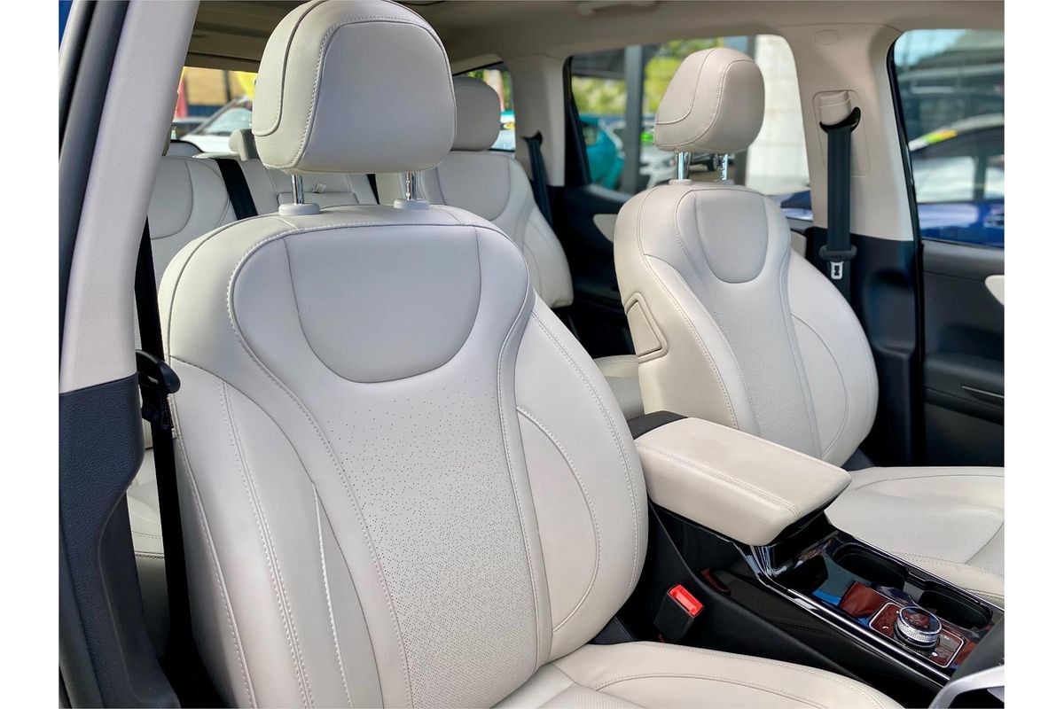 2023 Mahindra XUV700 AX7L