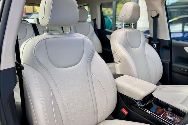 2023 Mahindra XUV700 AX7L