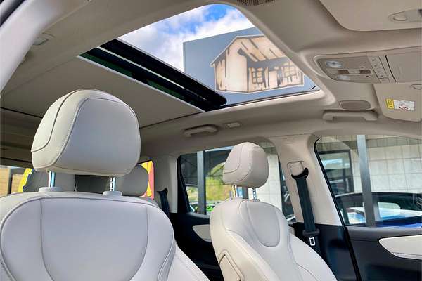 2023 Mahindra XUV700 AX7L