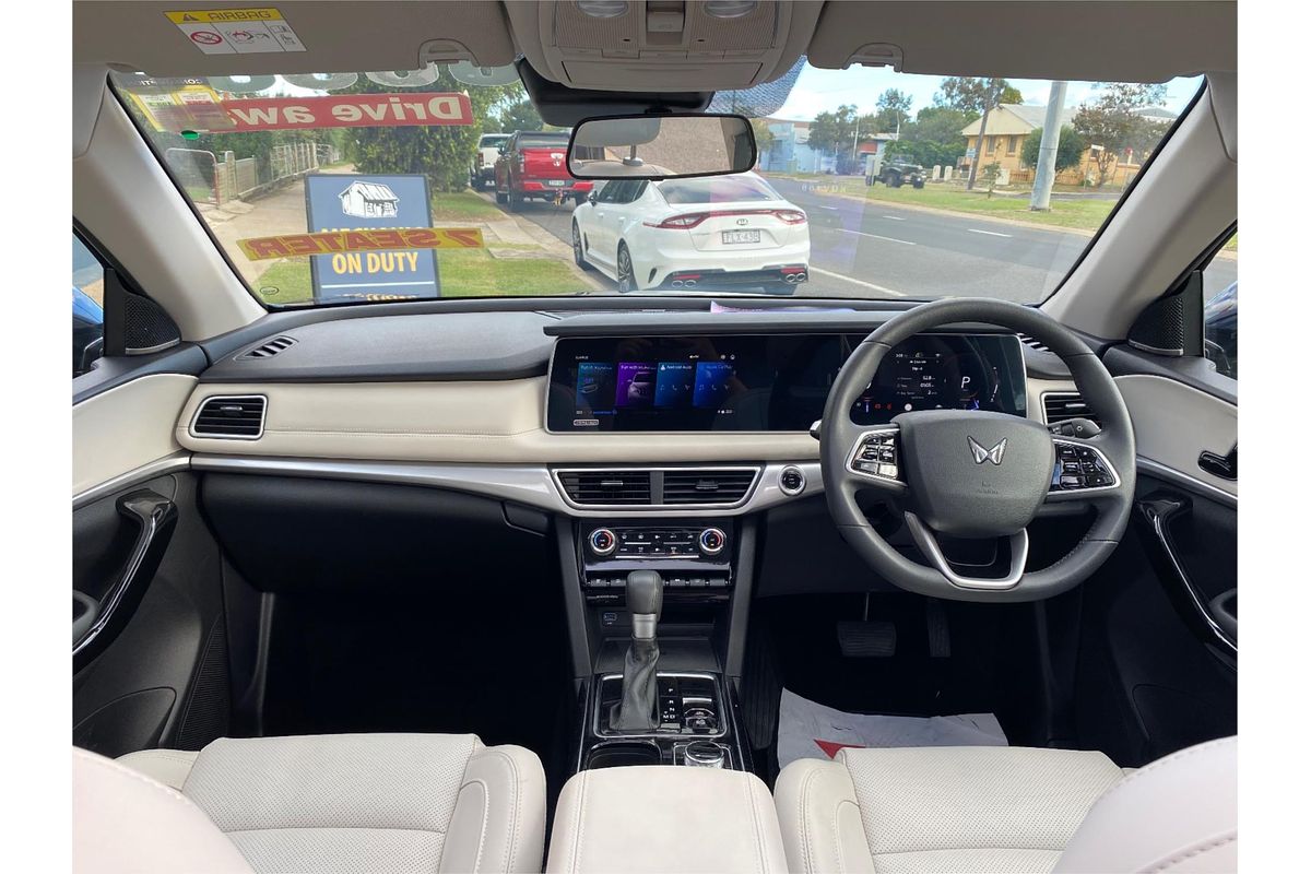2023 Mahindra XUV700 AX7L