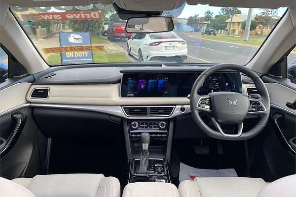 2023 Mahindra XUV700 AX7L