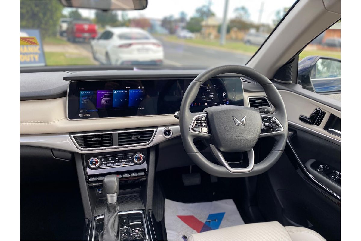 2023 Mahindra XUV700 AX7L