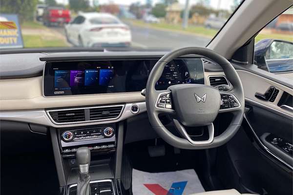 2023 Mahindra XUV700 AX7L