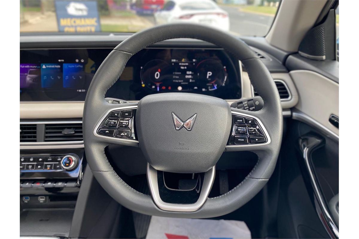 2023 Mahindra XUV700 AX7L