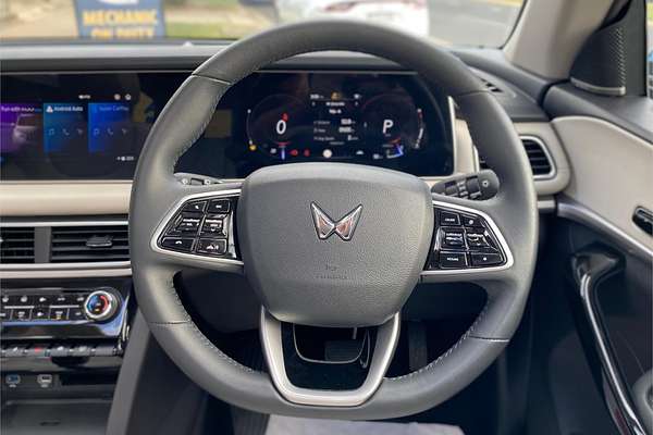 2023 Mahindra XUV700 AX7L