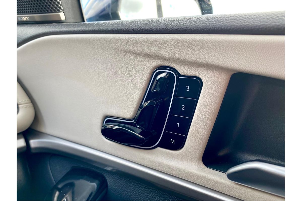 2023 Mahindra XUV700 AX7L