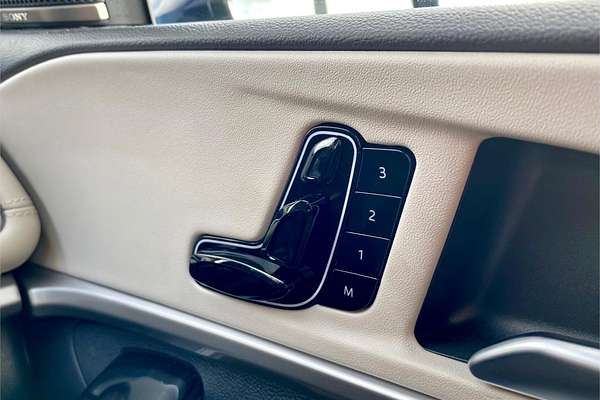 2023 Mahindra XUV700 AX7L