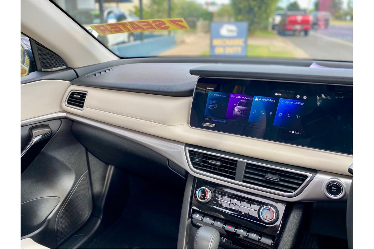 2023 Mahindra XUV700 AX7L