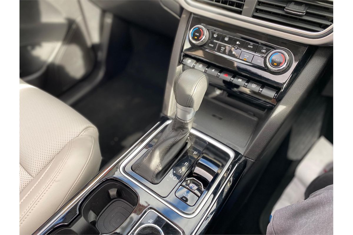 2023 Mahindra XUV700 AX7L
