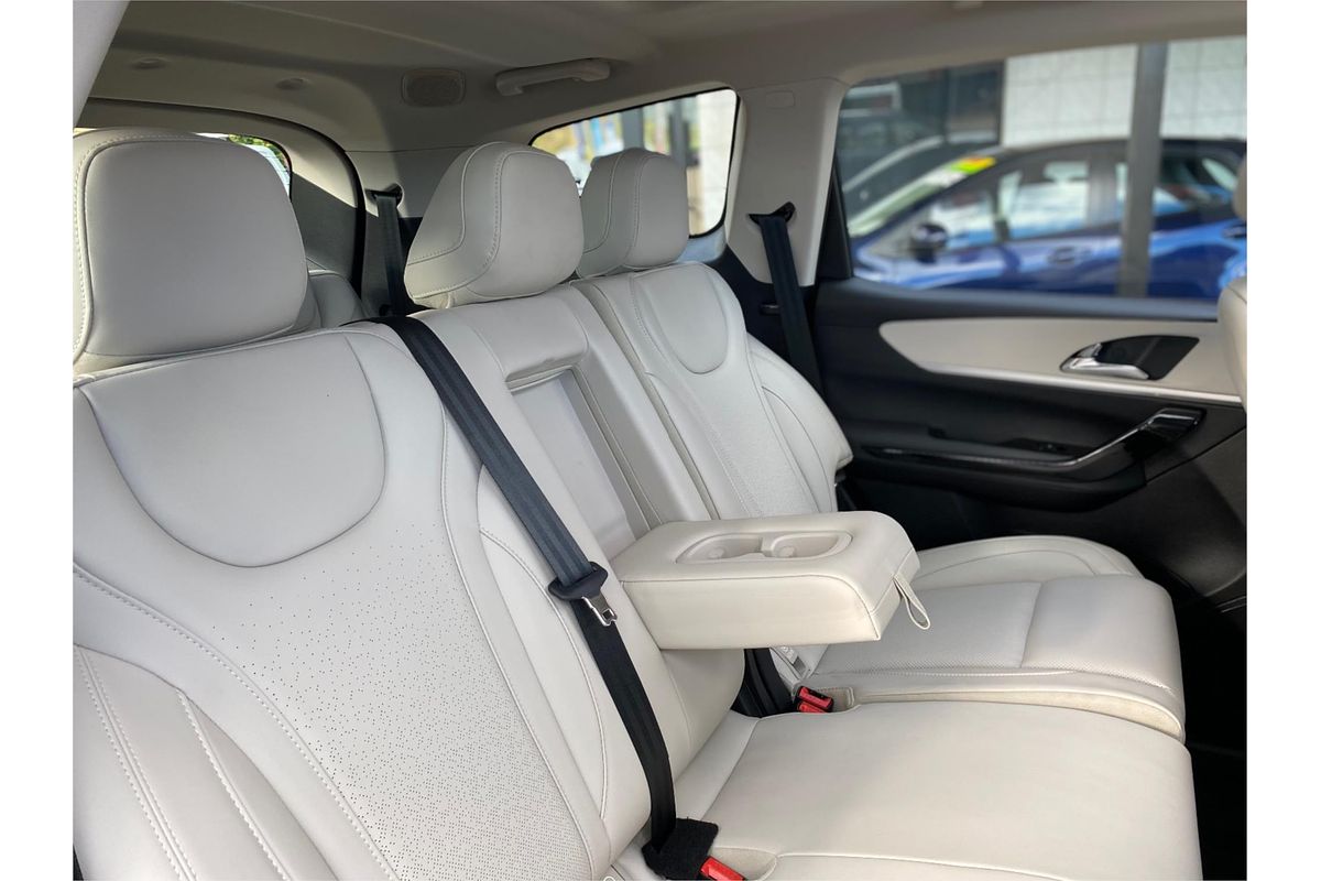 2023 Mahindra XUV700 AX7L