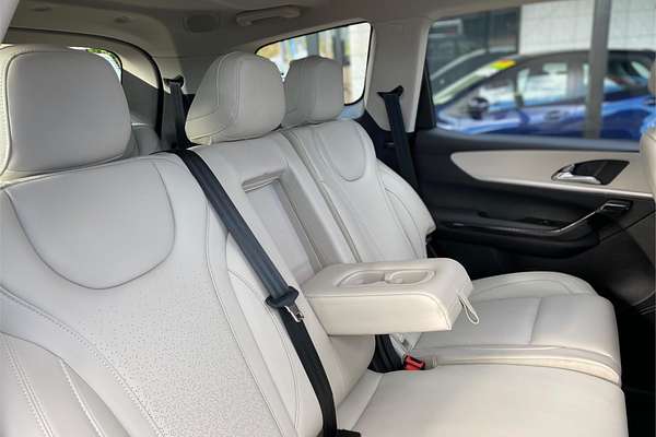 2023 Mahindra XUV700 AX7L