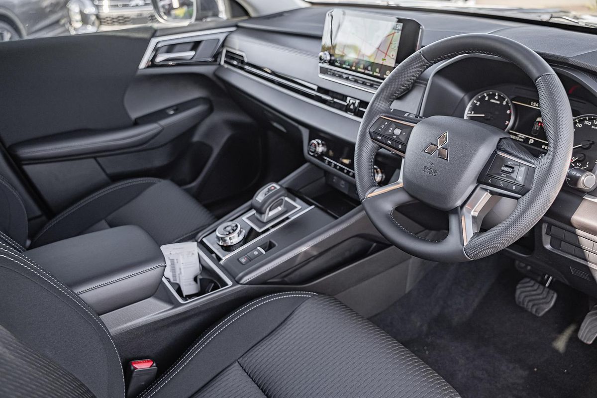 2025 Mitsubishi Outlander LS ZM