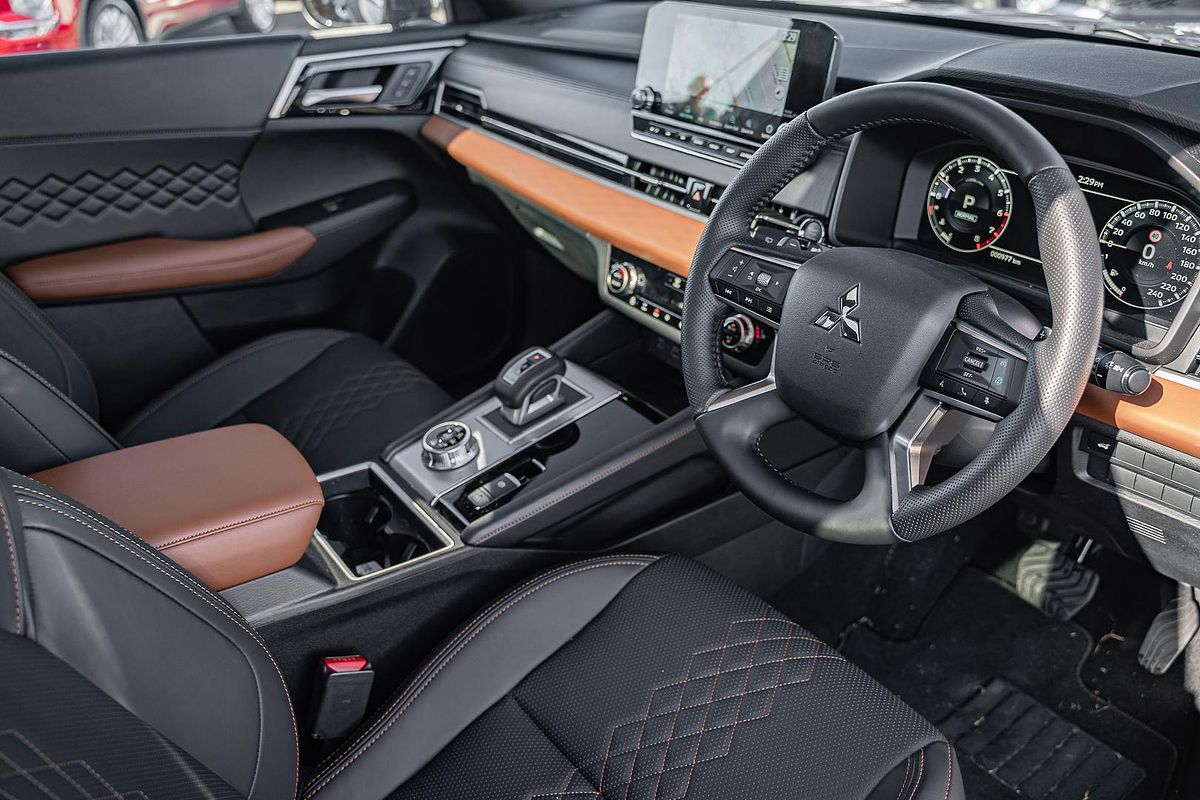 2025 Mitsubishi Outlander Exceed Tourer ZM