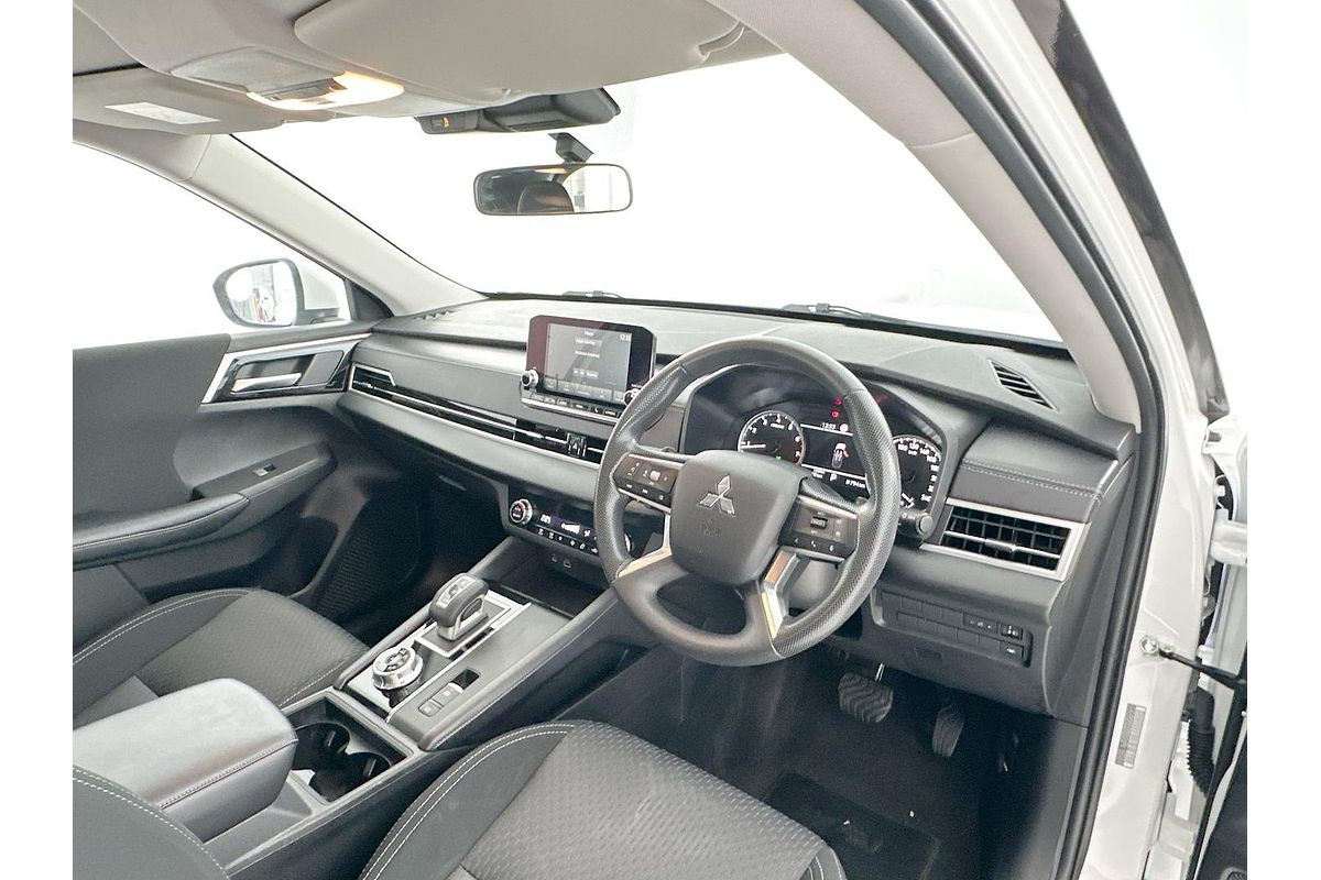 2023 Mitsubishi Outlander ES ZM