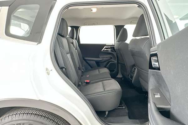 2023 Mitsubishi Outlander ES ZM