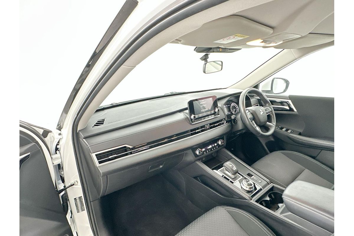 2023 Mitsubishi Outlander ES ZM