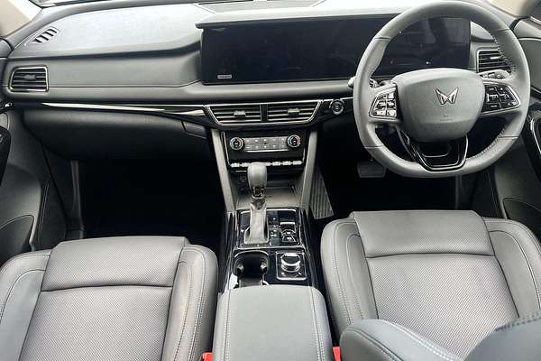 2025 Mahindra XUV700 AX7L