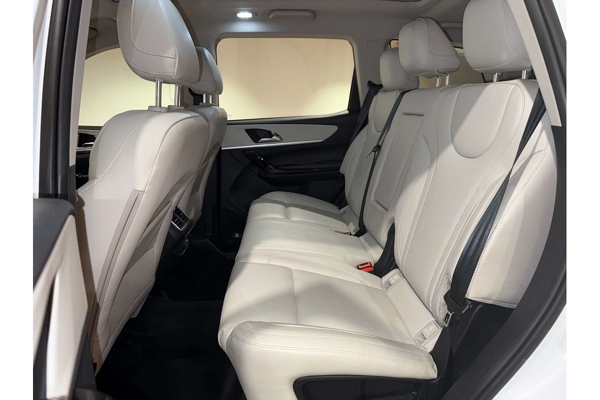2024 Mahindra XUV700 AX7