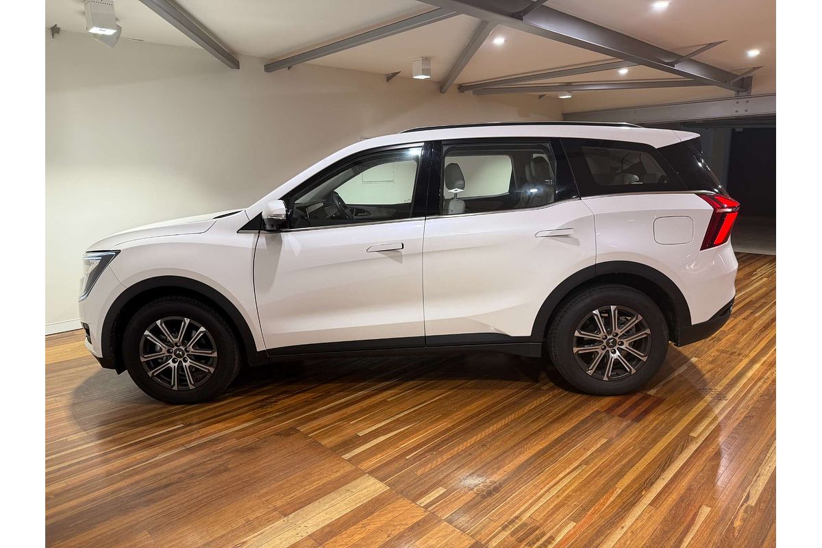 2024 Mahindra XUV700 AX7