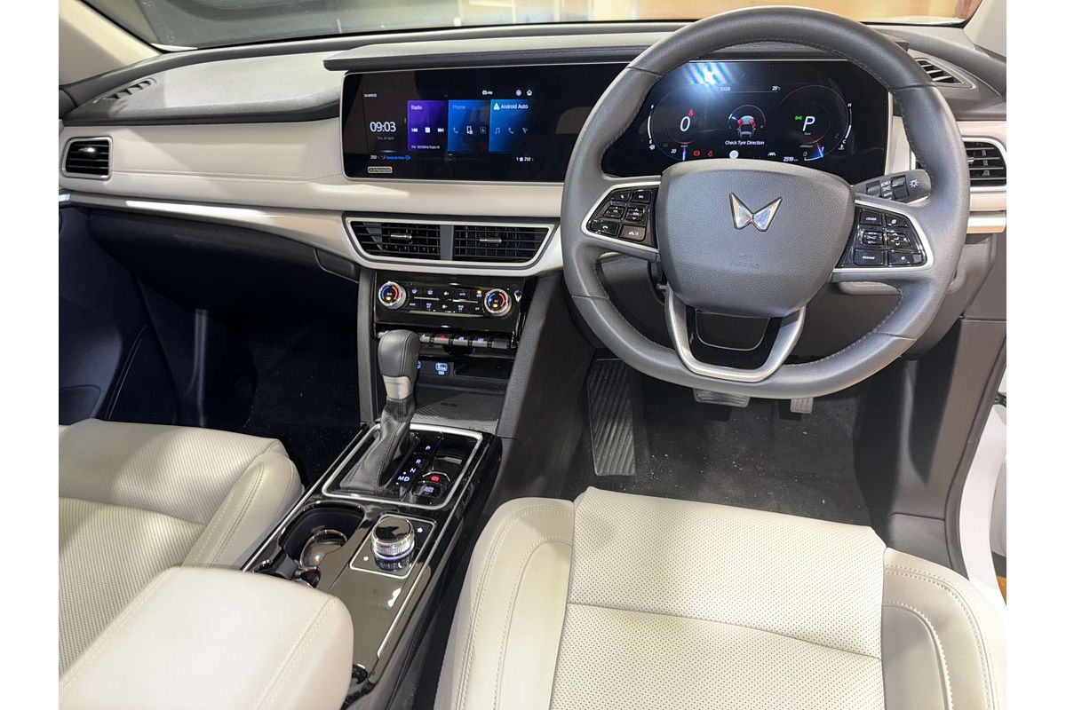 2024 Mahindra XUV700 AX7