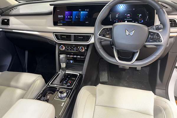 2024 Mahindra XUV700 AX7