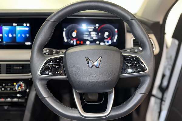 2024 Mahindra XUV700 AX7