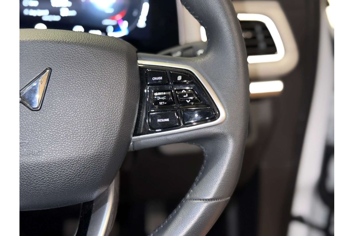 2024 Mahindra XUV700 AX7