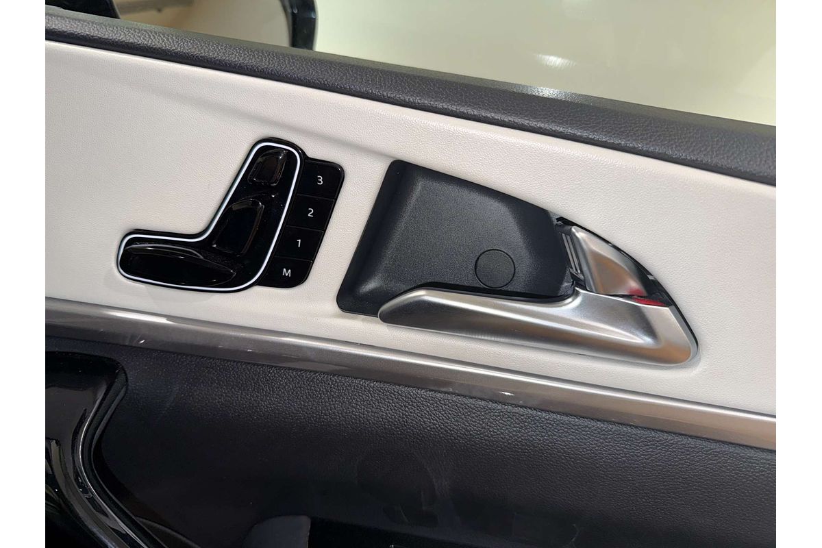 2024 Mahindra XUV700 AX7