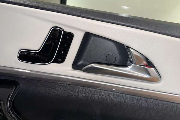 2024 Mahindra XUV700 AX7