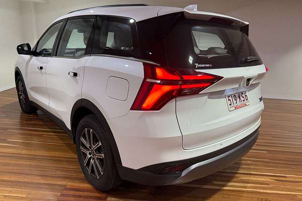 2024 Mahindra XUV700 AX7