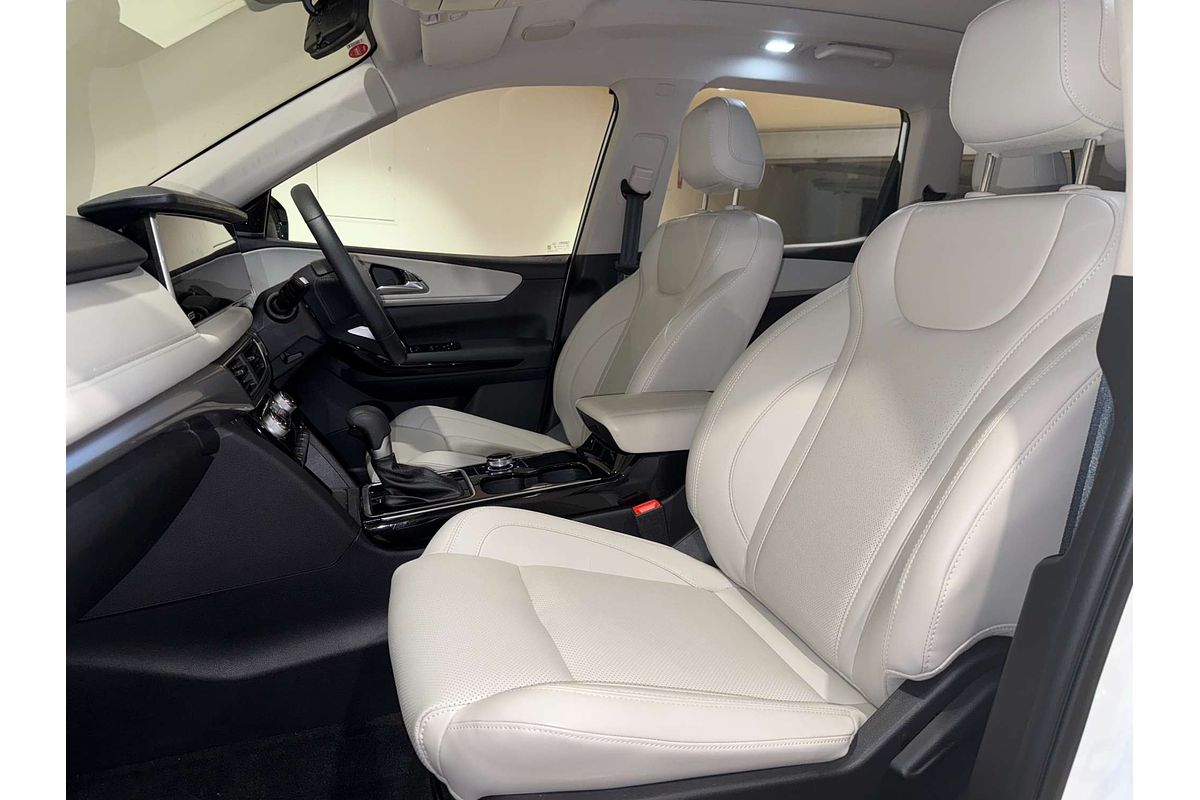 2024 Mahindra XUV700 AX7