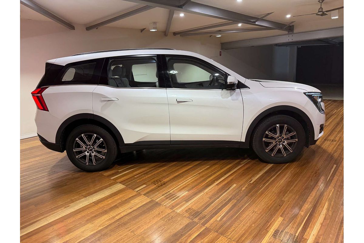 2024 Mahindra XUV700 AX7