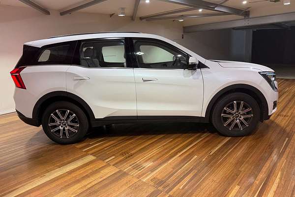 2024 Mahindra XUV700 AX7